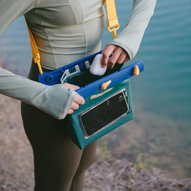 Сумка водонепроникна Naturehike CNK2300BS016, 2,6 л, темно-зелена — Photo 2