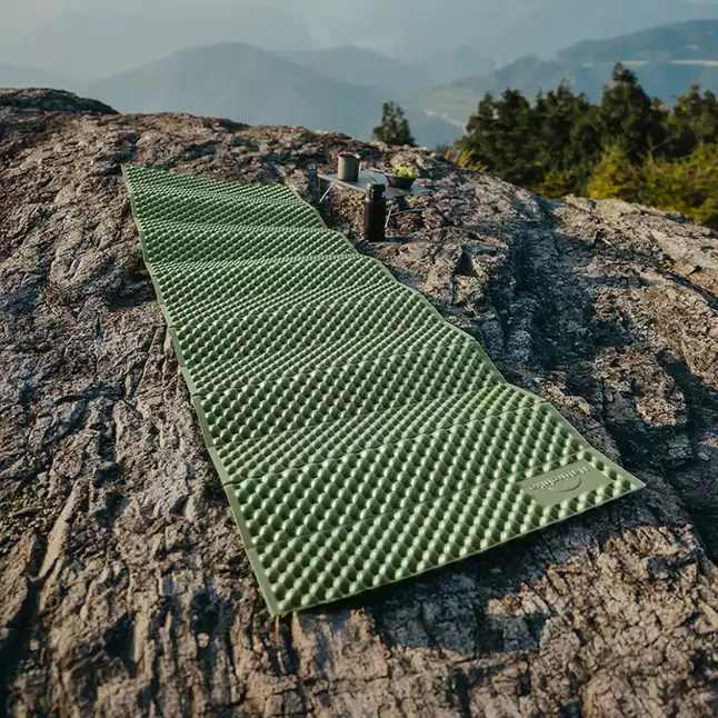 Килимок туристичний складаний одномісний IXPE Naturehike CNK2450WS044 з алюмінієвою плівкою, 195x60x1.8 см, оливковий — Photo 5