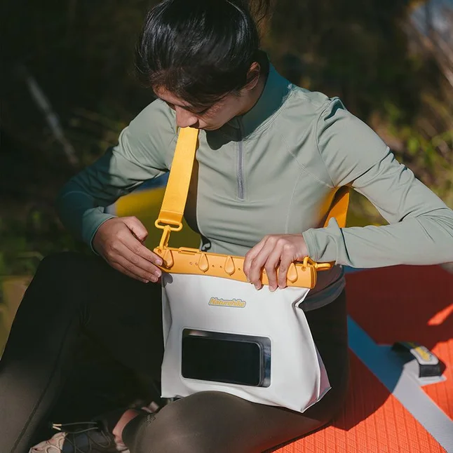 Сумка водонепроникна Naturehike CNK2300BS016, 5,6 л, жовта — Photo 2